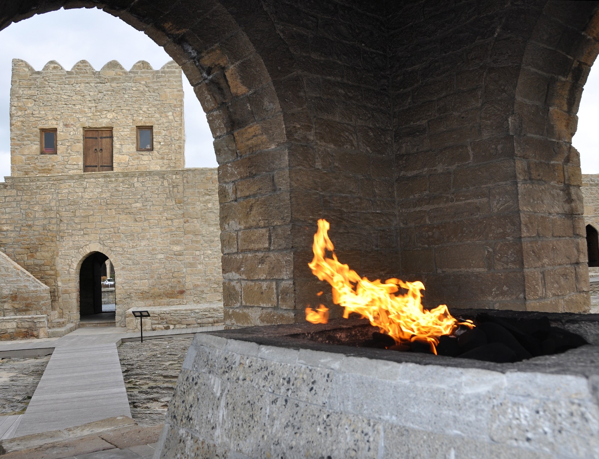 Aserbaidschan Reise – Antikes Feuer und Archäologie