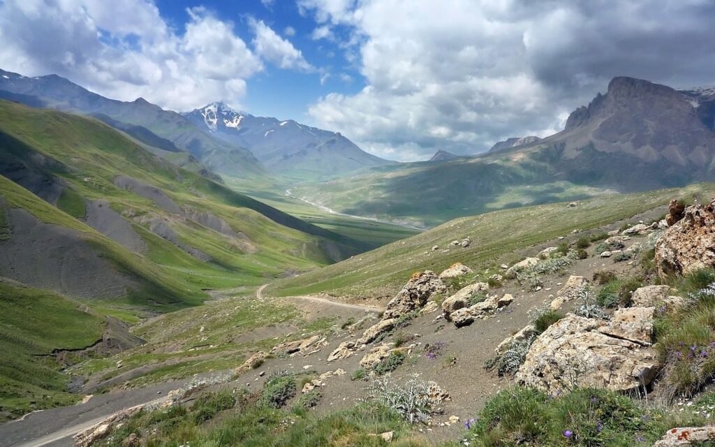 Aserbaidschan_khinalug_valley_2000px