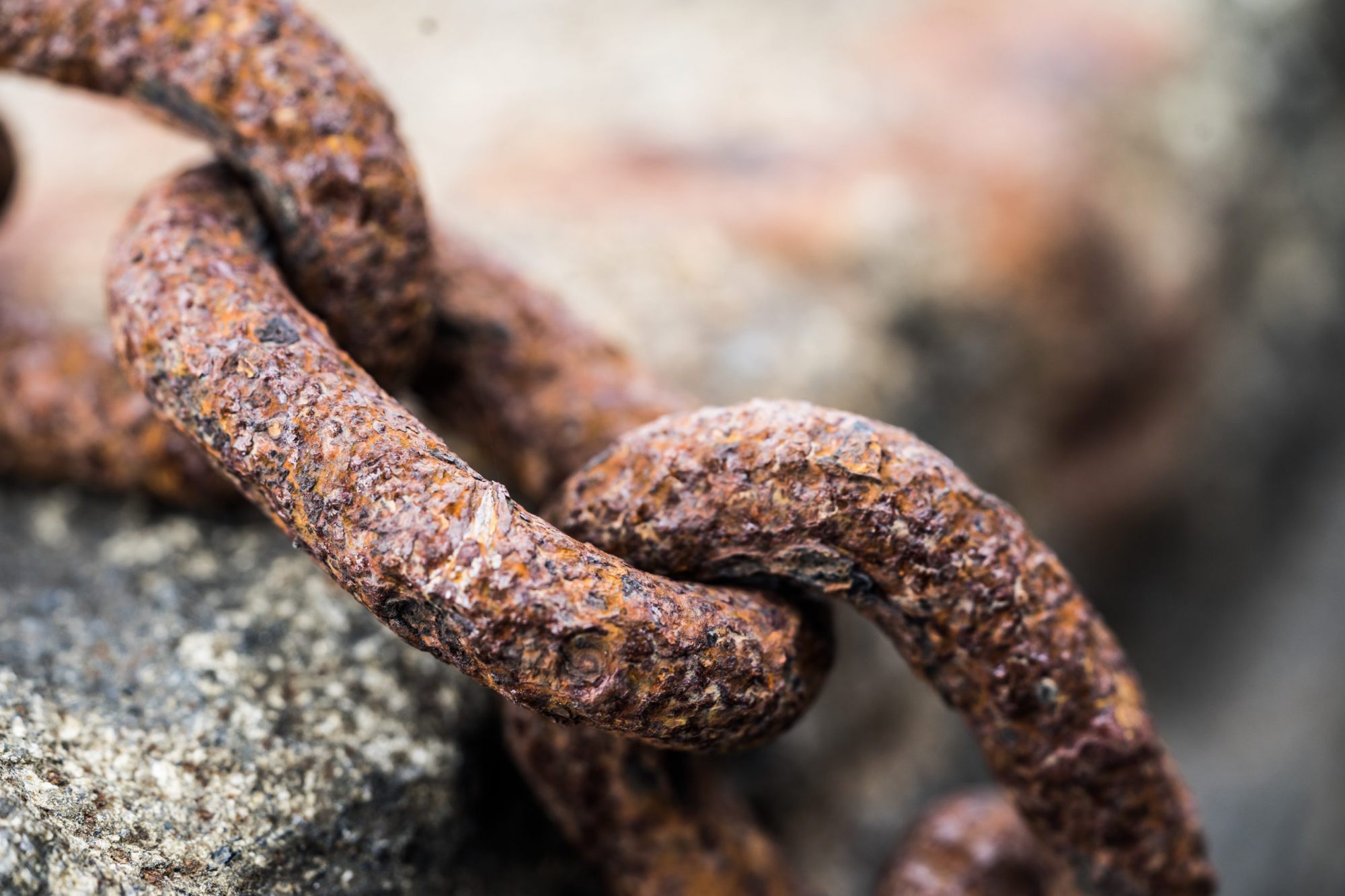 rusty-chain-close-up-picjumbo-com